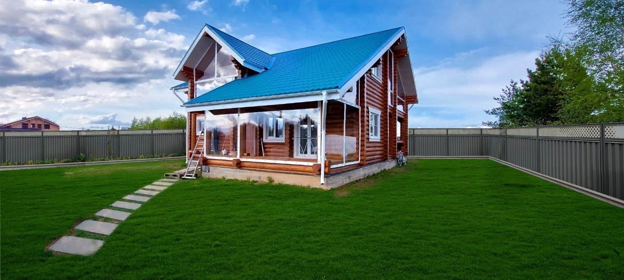 Мягкие окна на веранде загородного дома в Изоплите